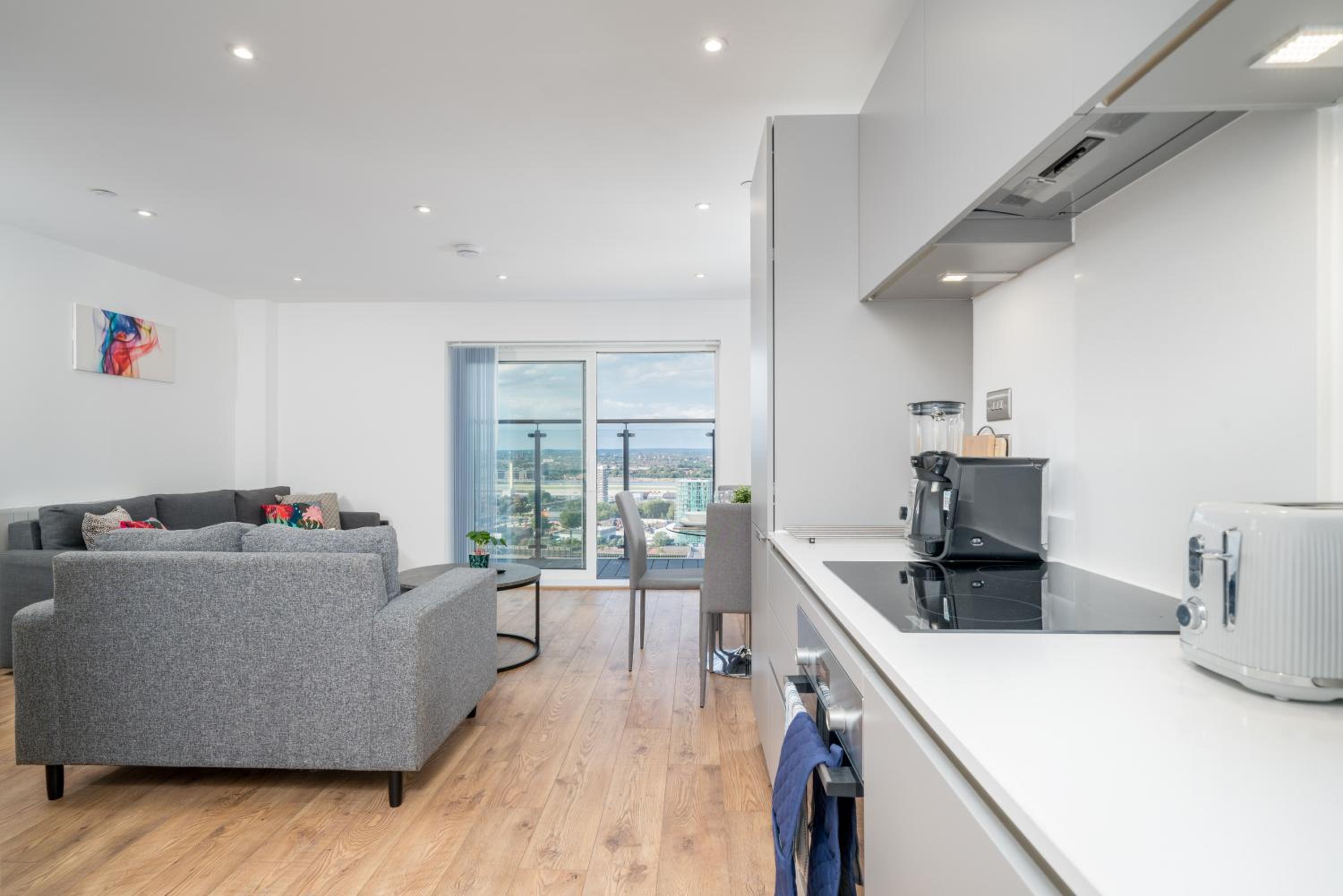Skyvillion - London River Thames Top Floor Apartments by Woolwich Ferry, Mins to London ExCel, O2 Arena , London City Airport with Parking