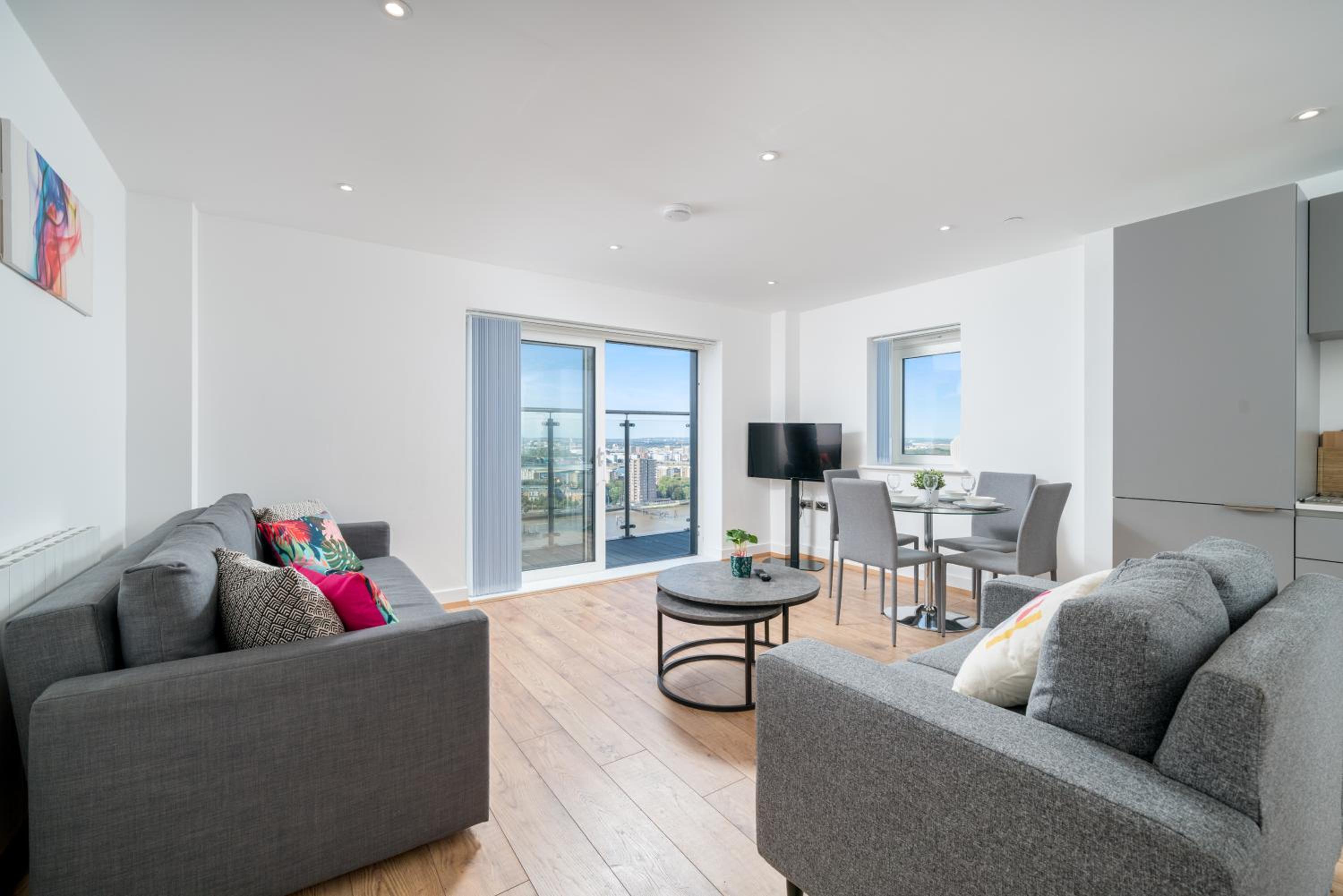 Skyvillion - London River Thames Top Floor Apartments by Woolwich Ferry, Mins to London ExCel, O2 Arena , London City Airport with Parking