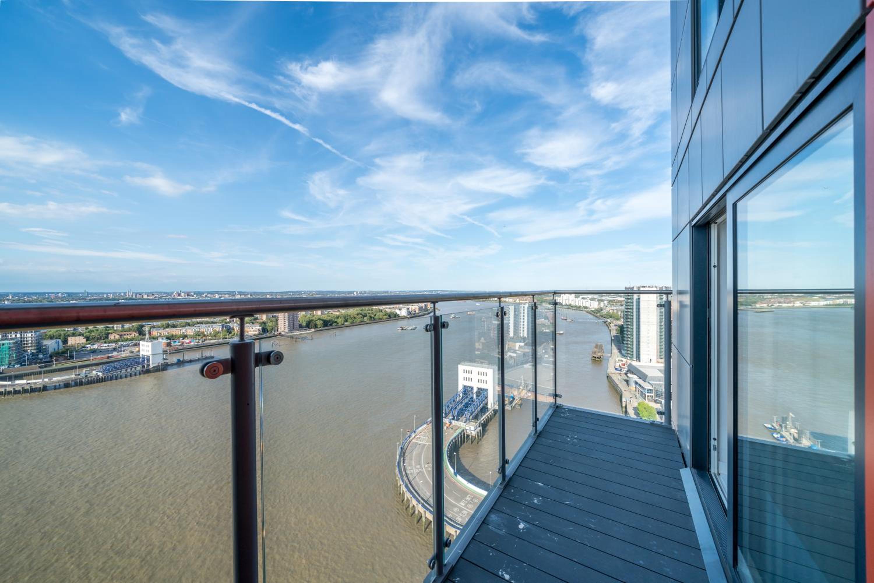 Skyvillion - London River Thames Top Floor Apartments by Woolwich Ferry, Mins to London ExCel, O2 Arena , London City Airport with Parking