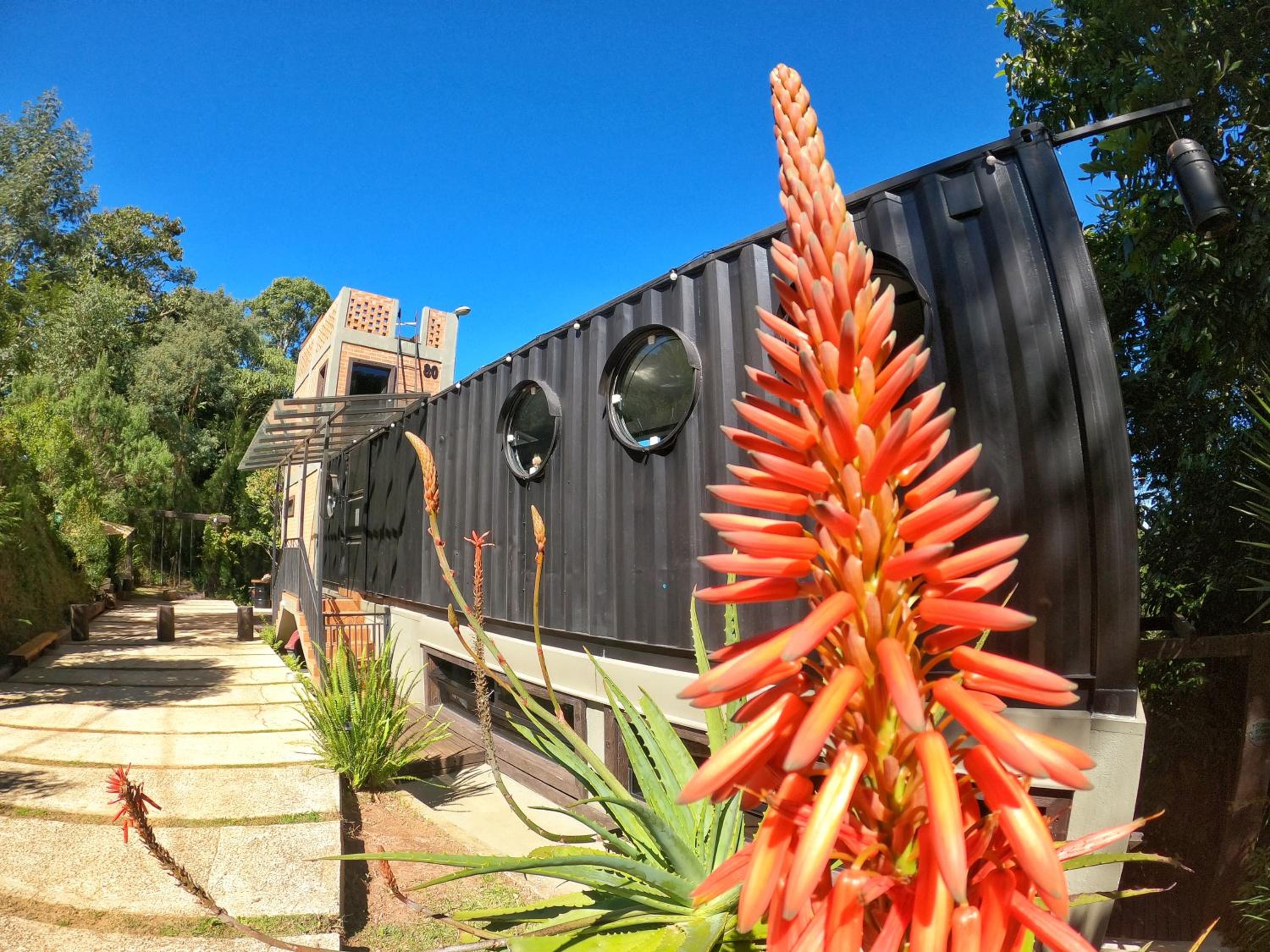 Casa Container 80 - Suítes privativas e sofisticadas integradas à natureza