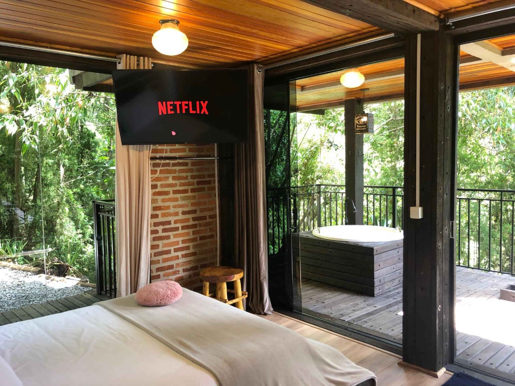 Casa Container 80 - Suítes privativas e sofisticadas integradas à natureza