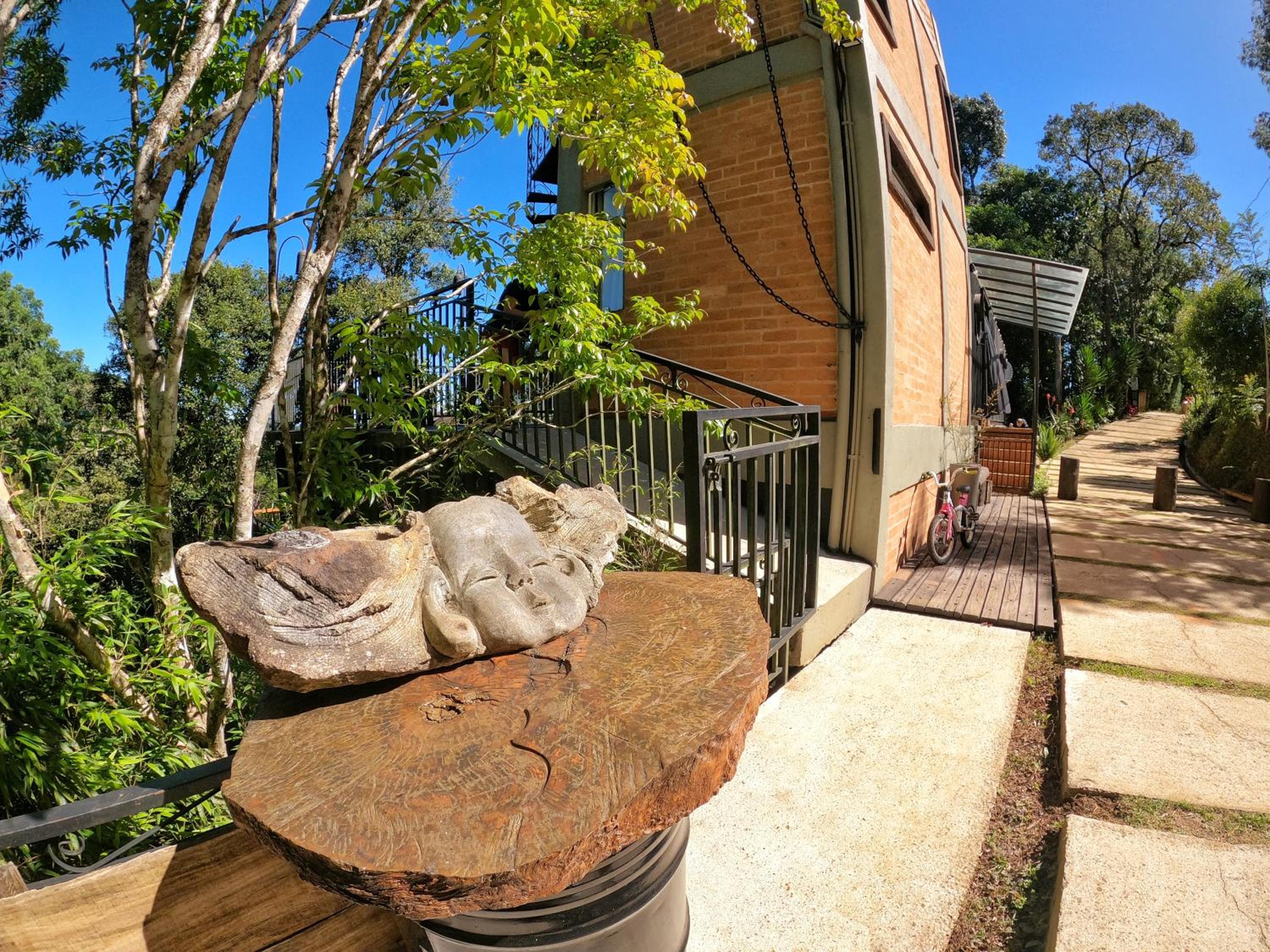 Casa Container 80 - Suítes privativas e sofisticadas integradas à natureza