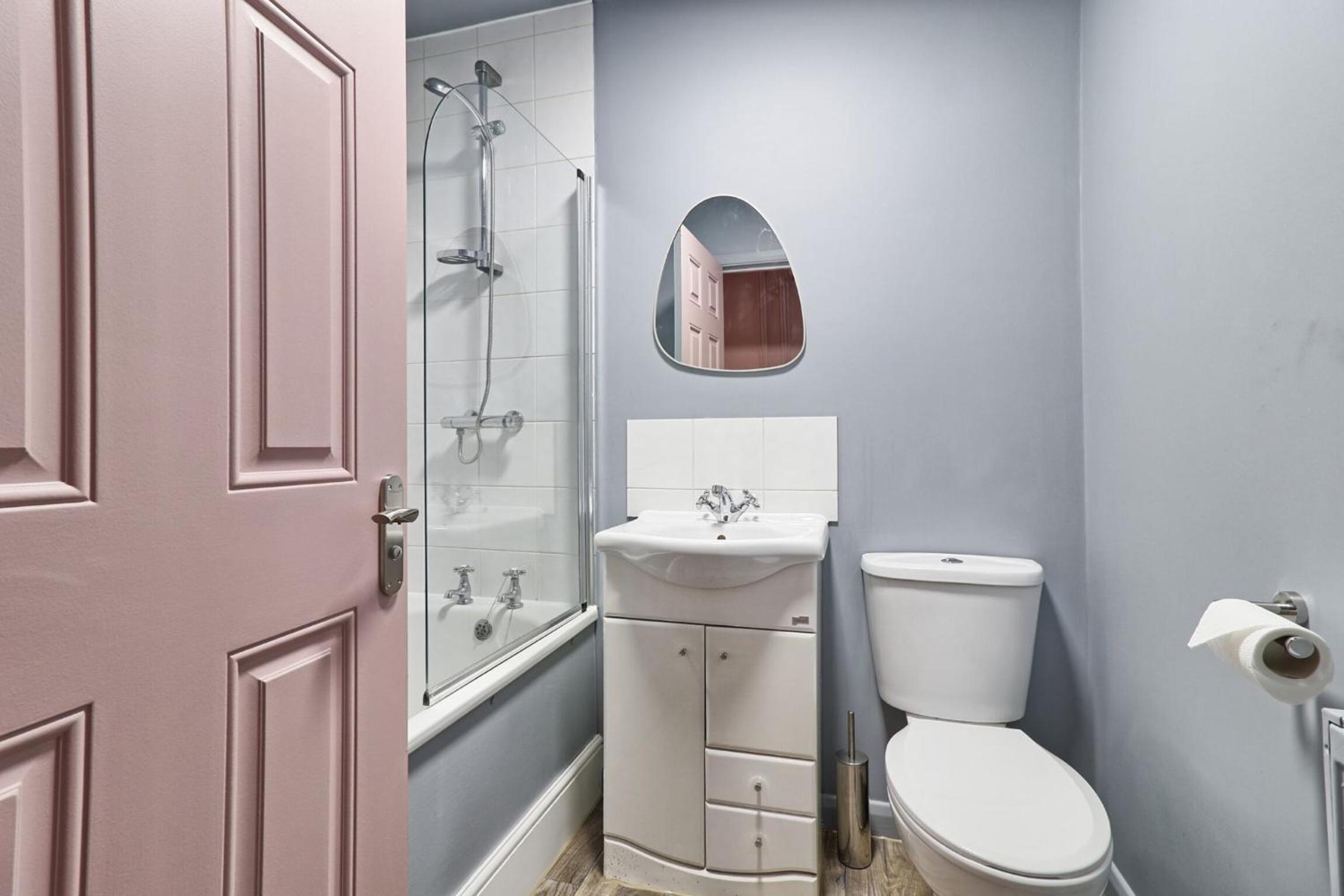 Plush Nest - Charming One-Bedroom Flat - Southend Stays view 4