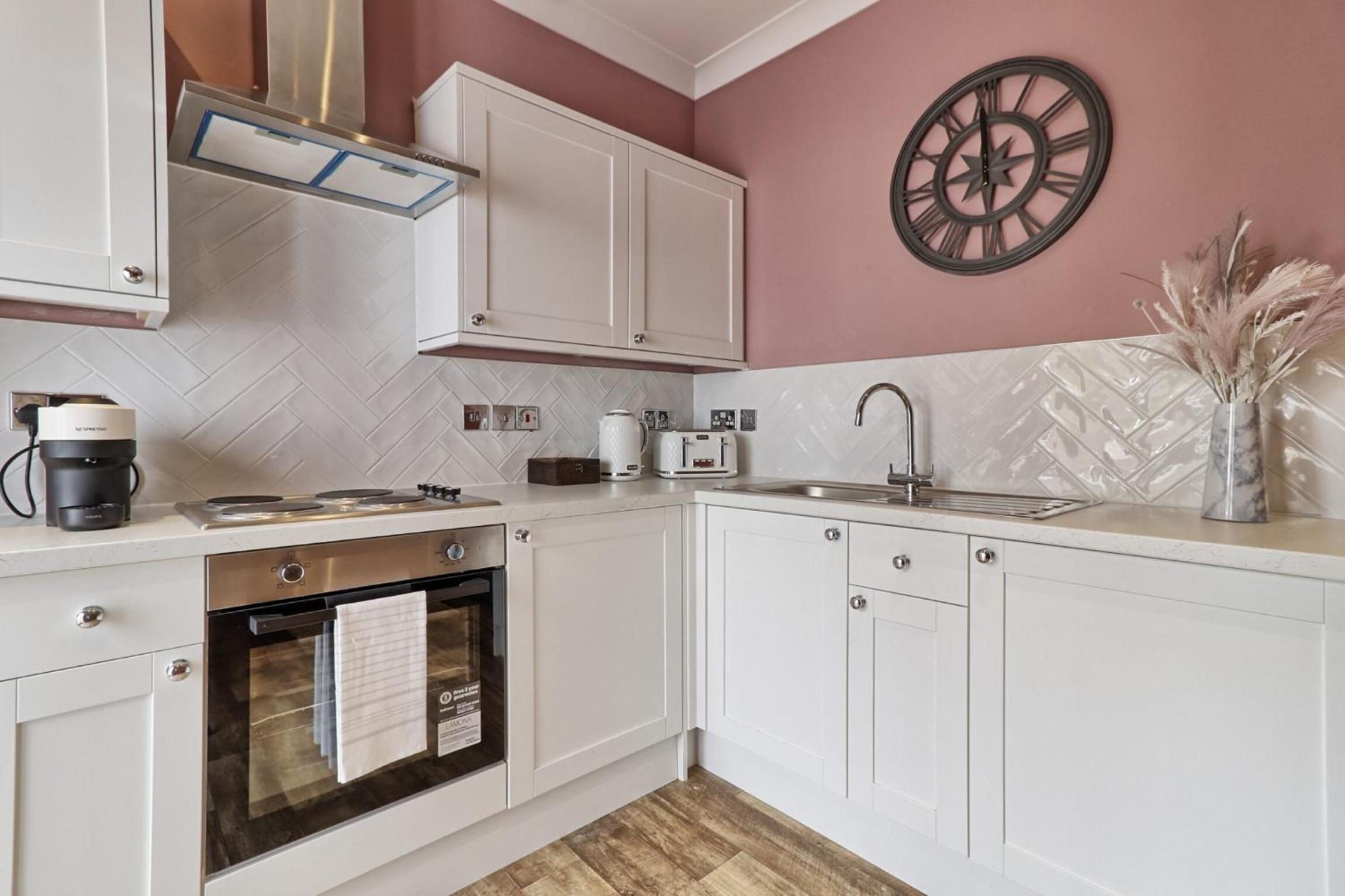 Plush Nest - Charming One-Bedroom Flat - Southend Stays view 2