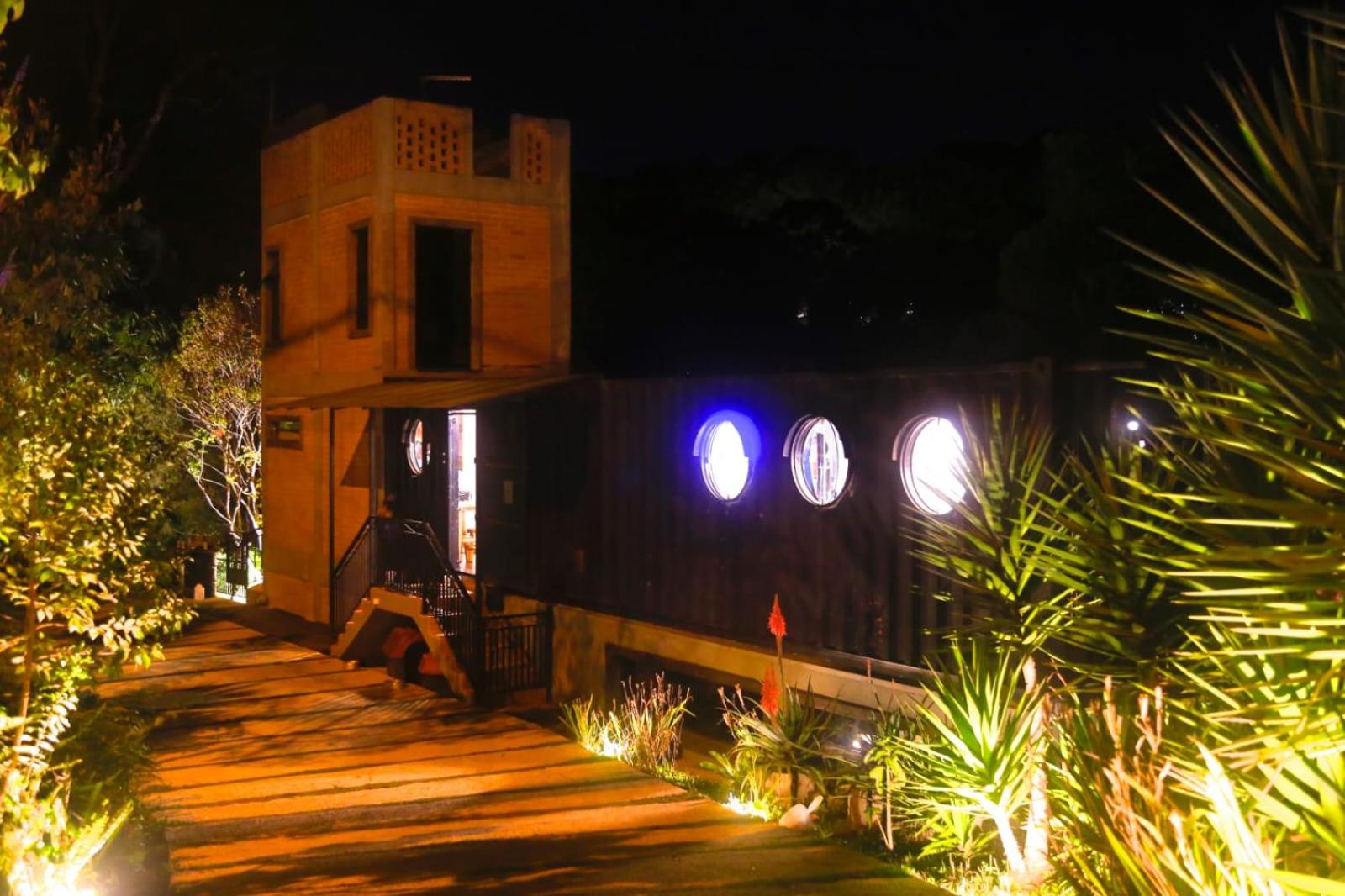 Casa Container 80 - Suítes privativas e sofisticadas integradas à natureza