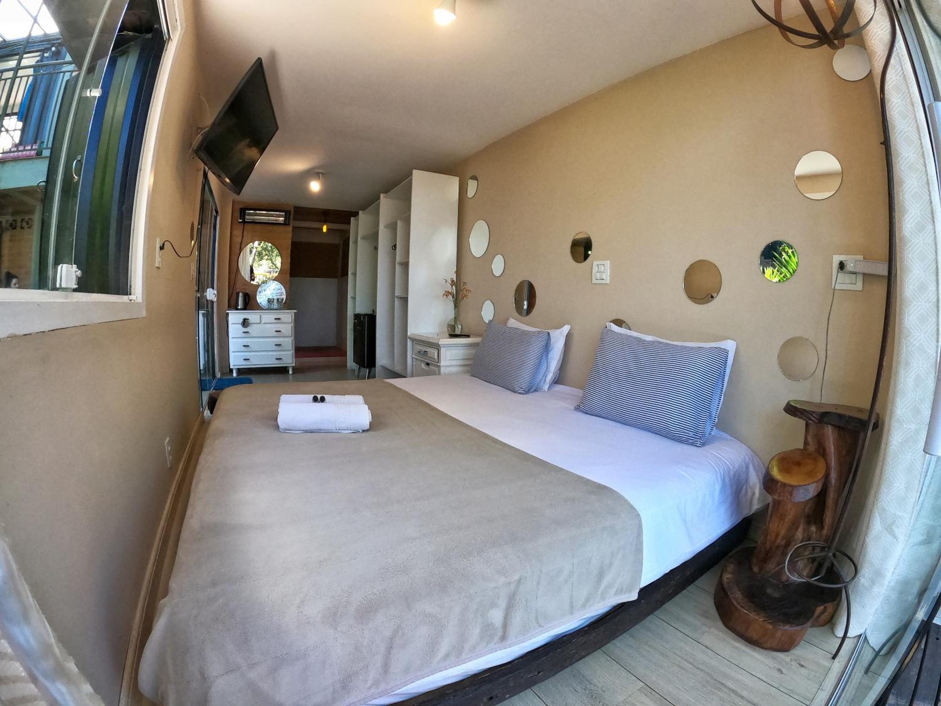 Casa Container 80 - Suítes privativas e sofisticadas integradas à natureza