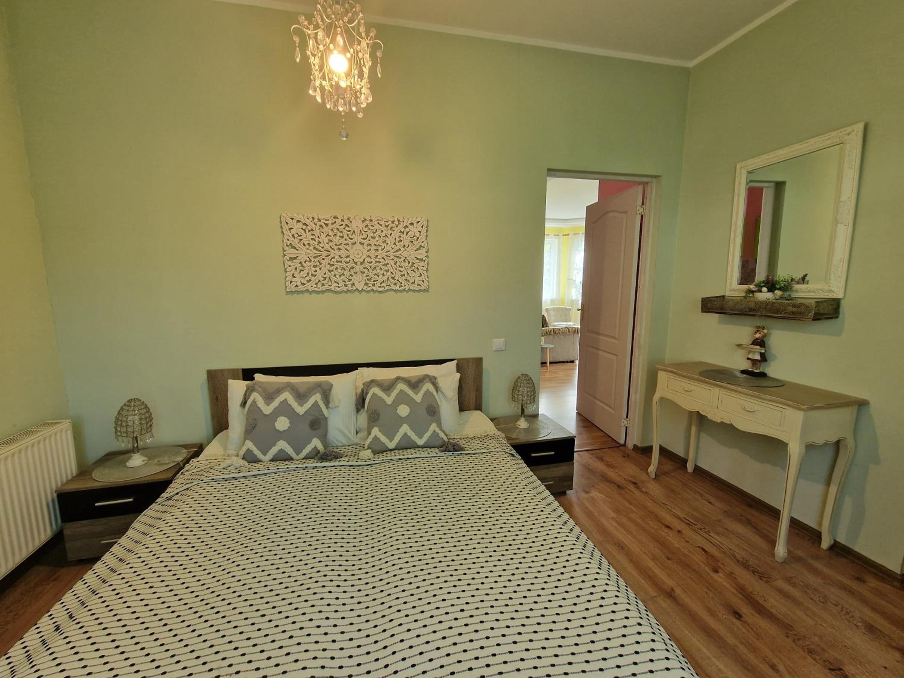 Boutigue city house with terrace and garden free parking view 4