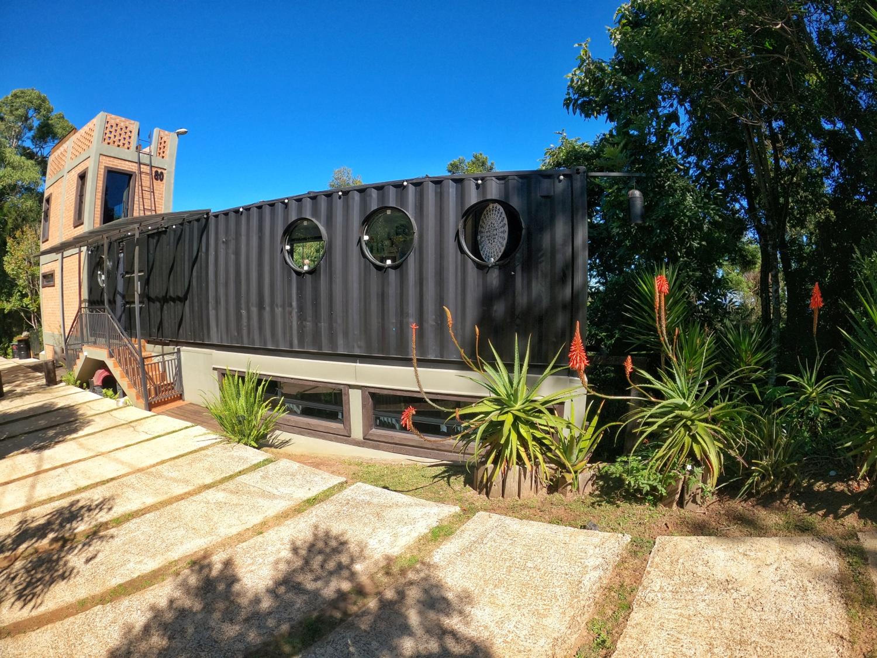 Casa Container 80 - Suítes privativas e sofisticadas integradas à natureza