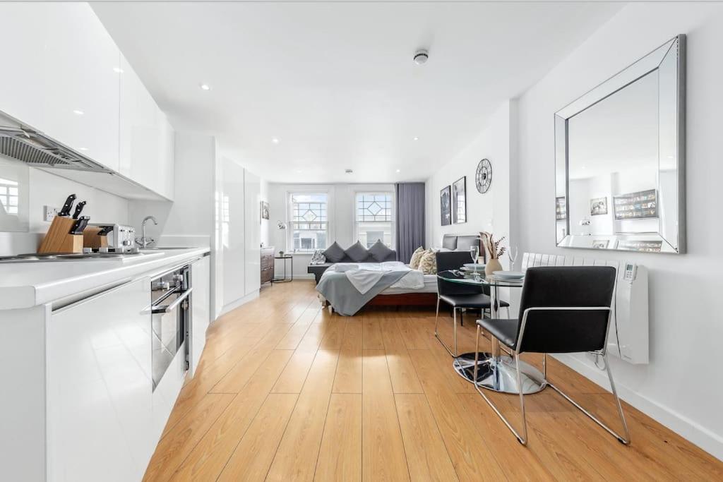 Stunning Piccadilly 1 BR Flat in London VR9