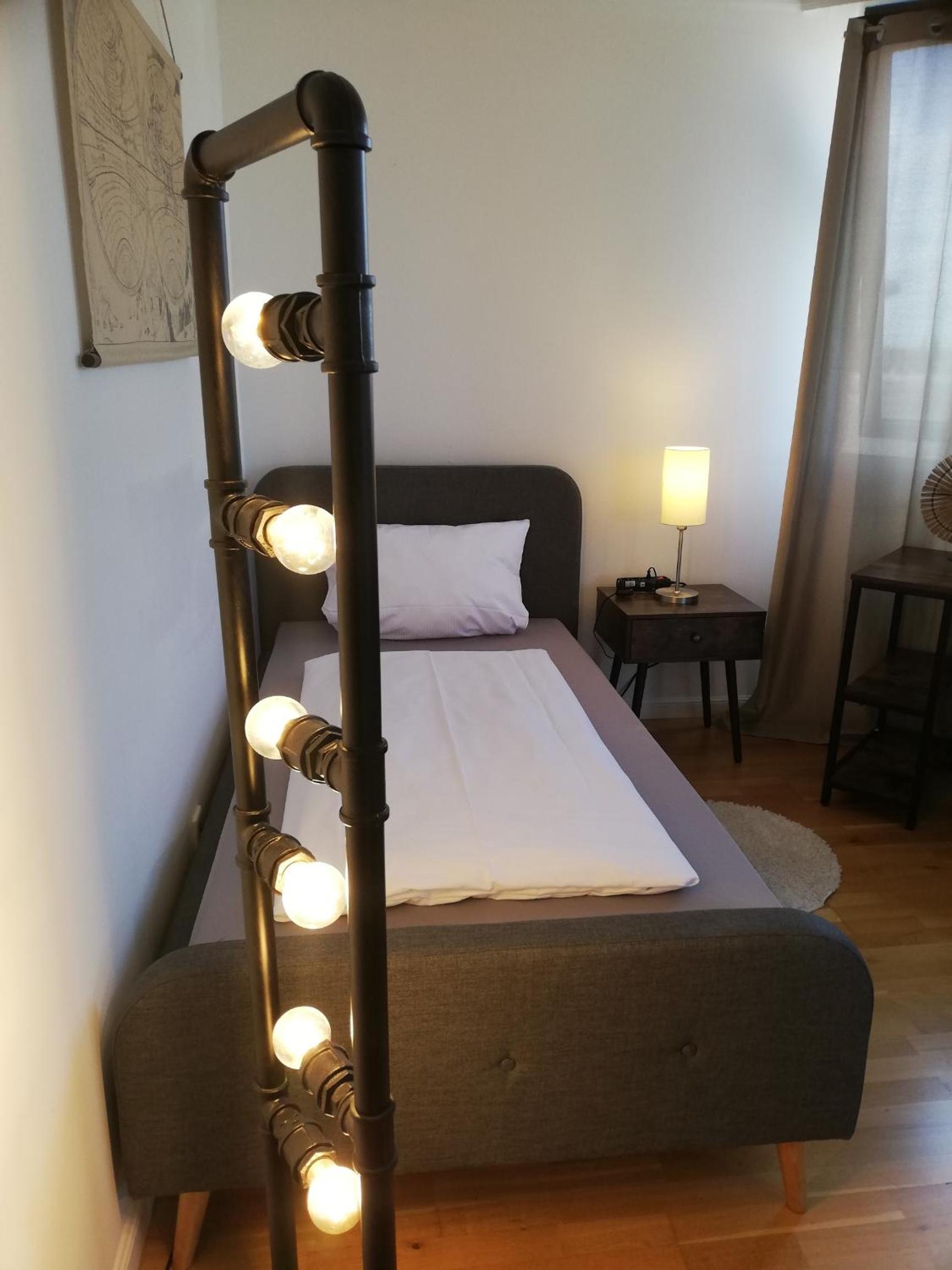 Im Herzen von Wiesdorf- Blick auf das BAYER-KREUZ -Appartement mit 2 Schlafzimmern & 3 Betten-für 4 Personen -Zentral gelegen - Friedrich Ebert Platz 5a , 
