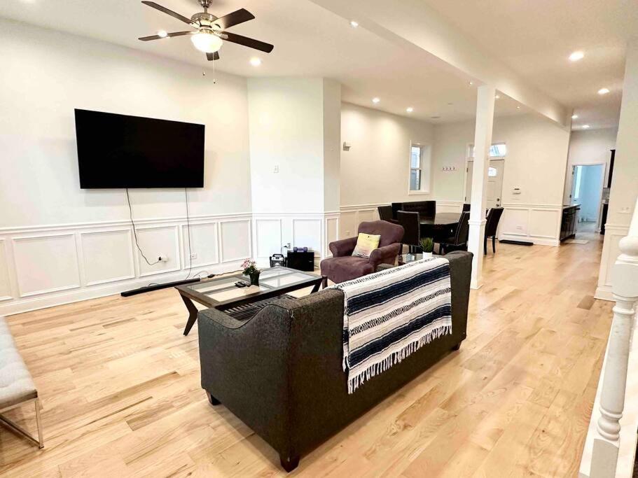 Beautifully Renovated House 10 mins from Downtown view 3