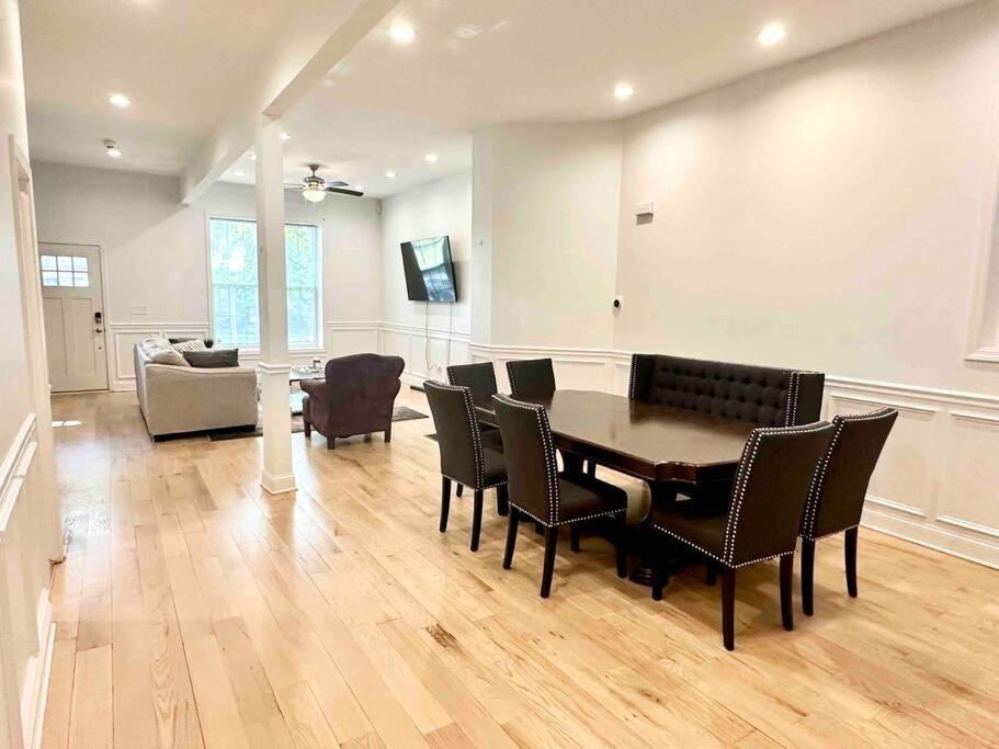 Beautifully Renovated House 10 mins from Downtown view 4