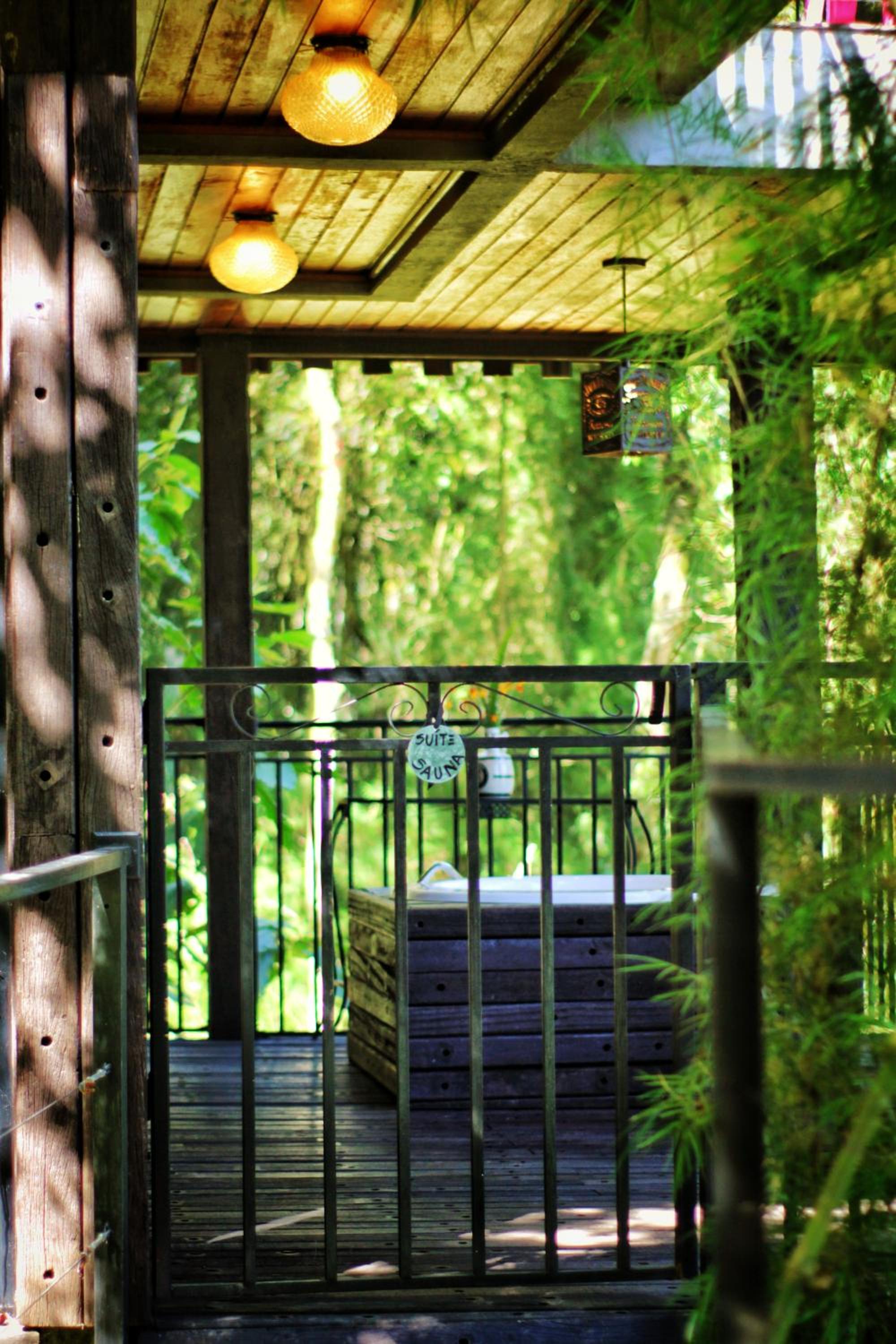 Casa Container 80 - Suítes privativas e sofisticadas integradas à natureza