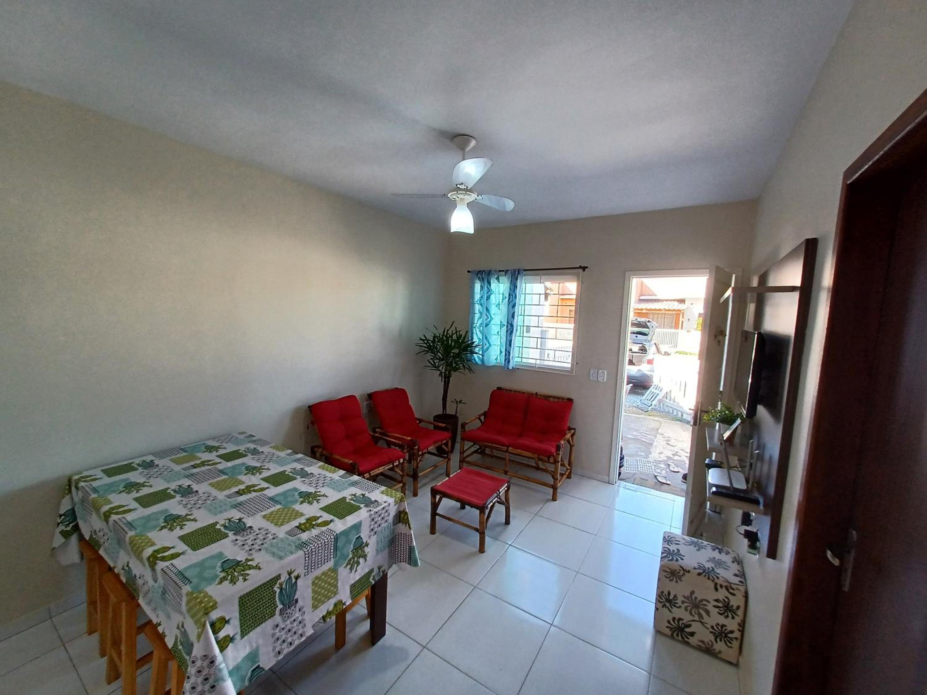 Excelente casa na praia em Matinhos PR. 600 metros da praia.