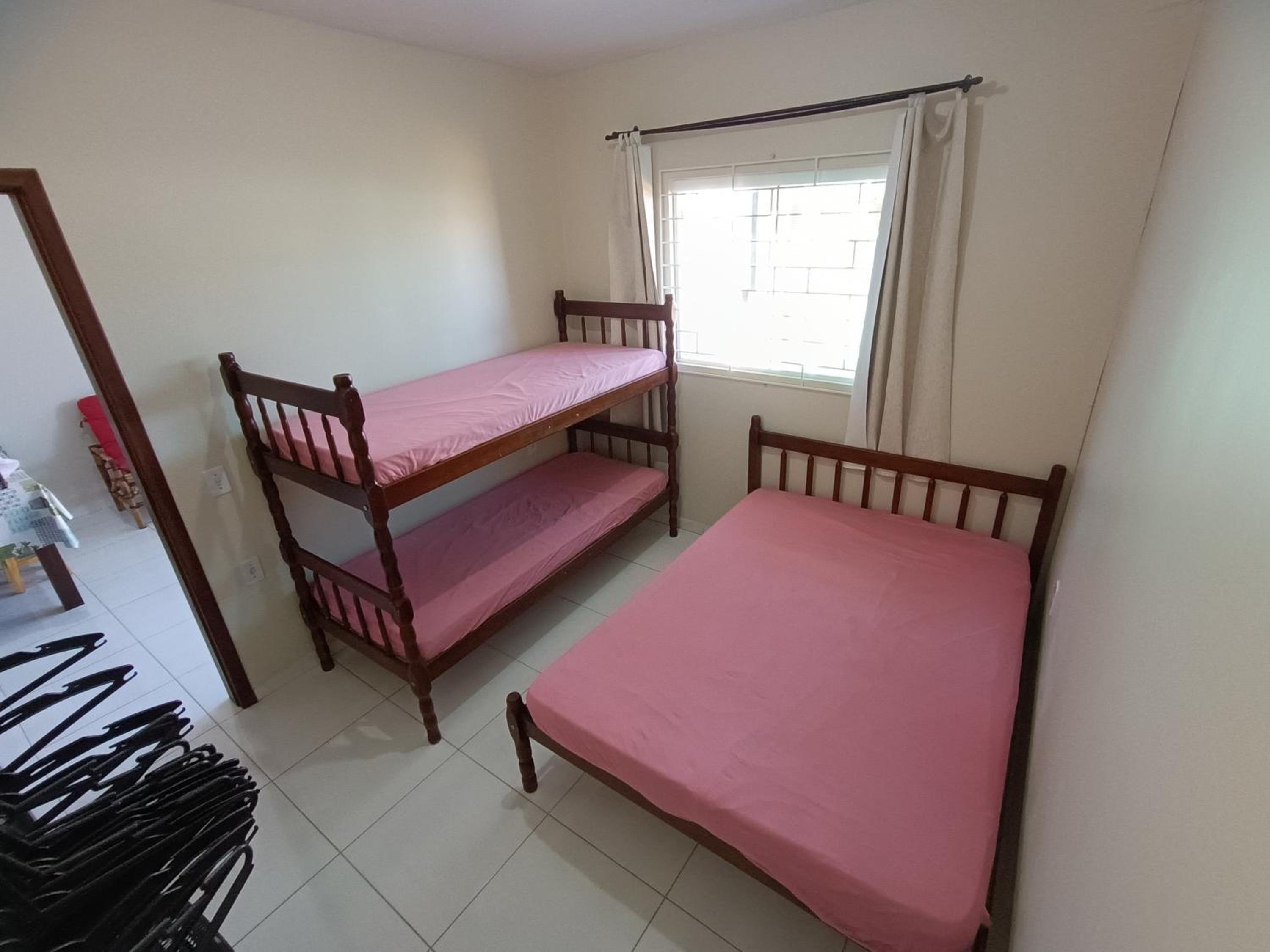 Excelente casa na praia em Matinhos PR. 600 metros da praia.