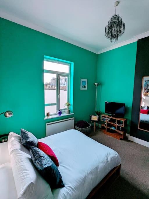 Central Brighton Studio by the Beach view 4