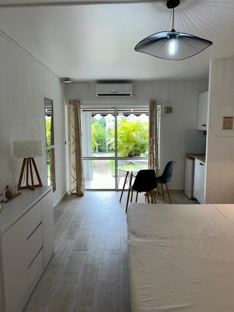 Superbe studio avec CITERNE d'Eau et Piscine, En plein coeur de la Marina! Proche Aéroport & Ferry view 3