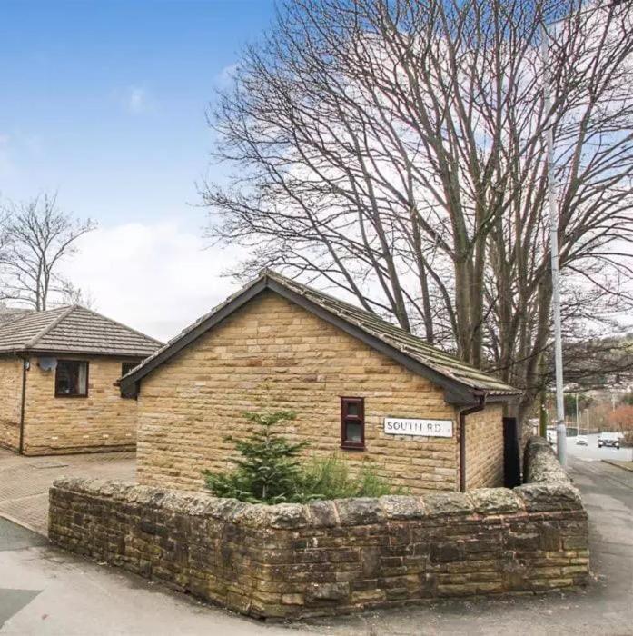 Lister Park Bradford Stylish 1bed Coach House - Quiet & Tranquil Cottage & Parking view 3