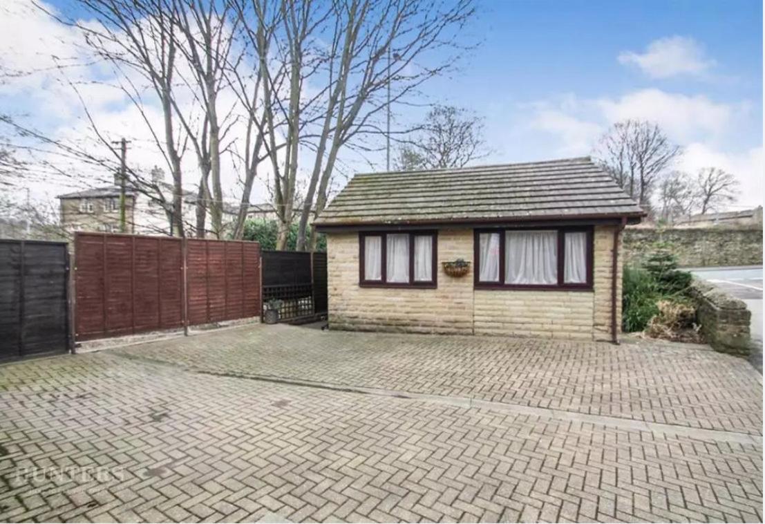 Lister Park Bradford Stylish 1bed Coach House - Quiet & Tranquil Cottage & Parking view 4