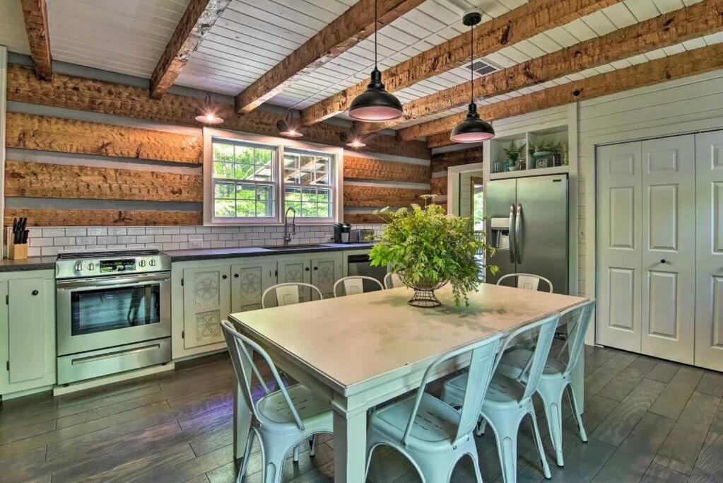 Creekside cabin w/ hot tub, fireplace & trail view 5