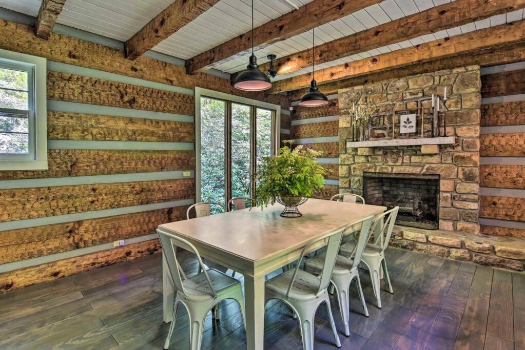 Creekside cabin w/ hot tub, fireplace & trail view 4