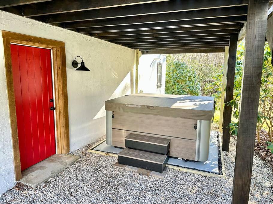 Creekside cabin w/ hot tub, fireplace & trail view 2