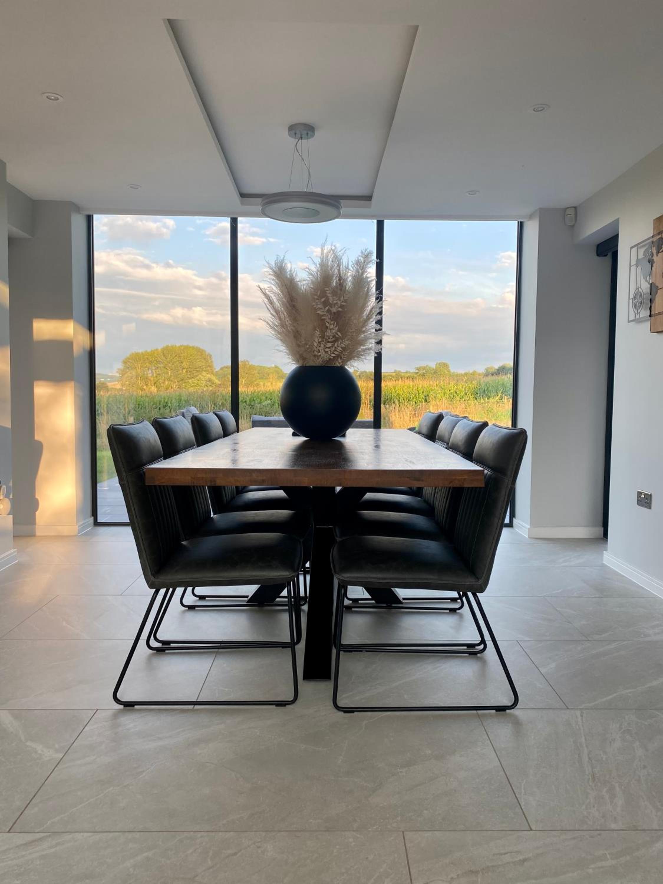 Stunning modern home set in beautiful grounds. view 4