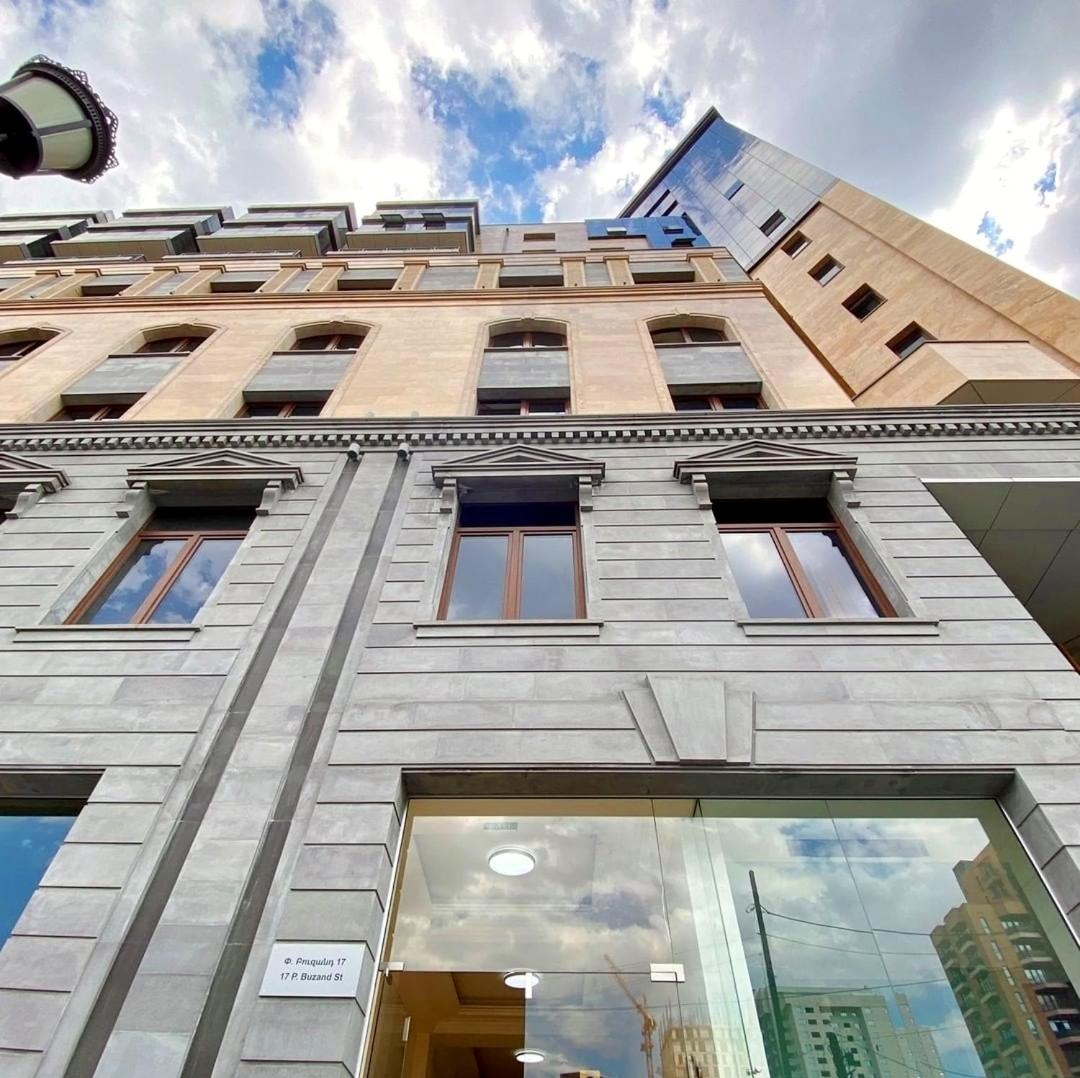 Modern Stylish 1 bedroom Apartment by Republic Square, Middle of City CENTER