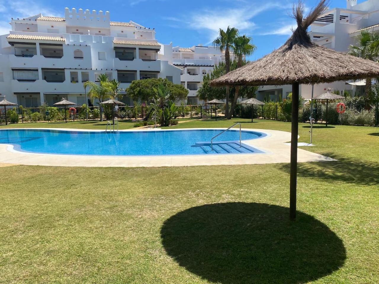 Apartamento primera línea de playa con piscina