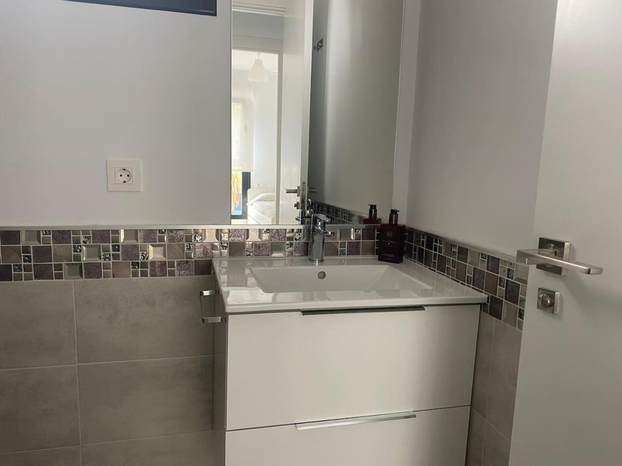 Apartamento primera línea de playa con piscina
