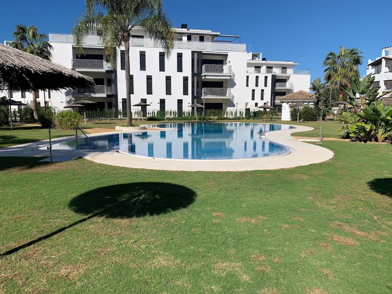 Apartamento primera línea de playa con piscina