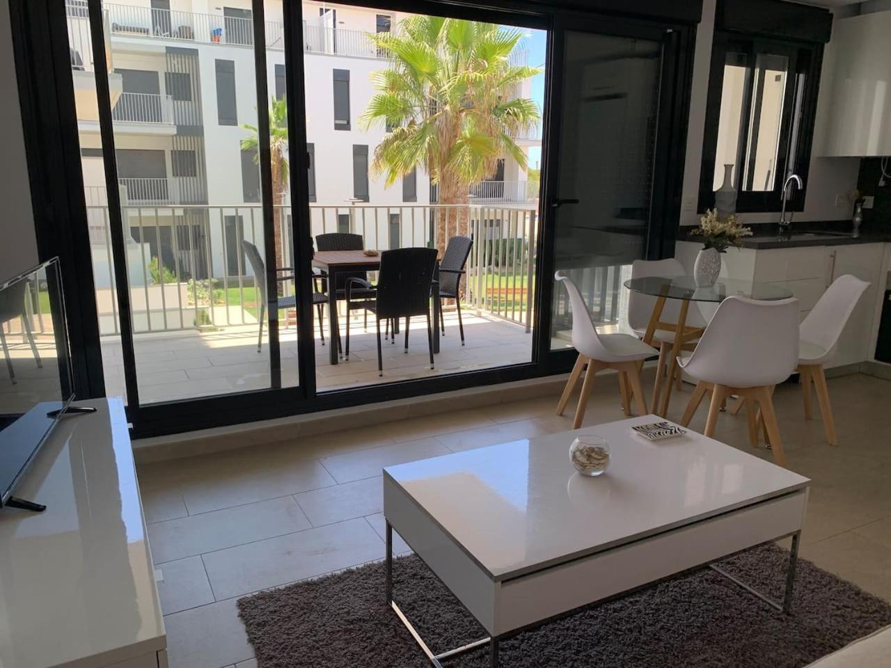 Apartamento primera línea de playa con piscina