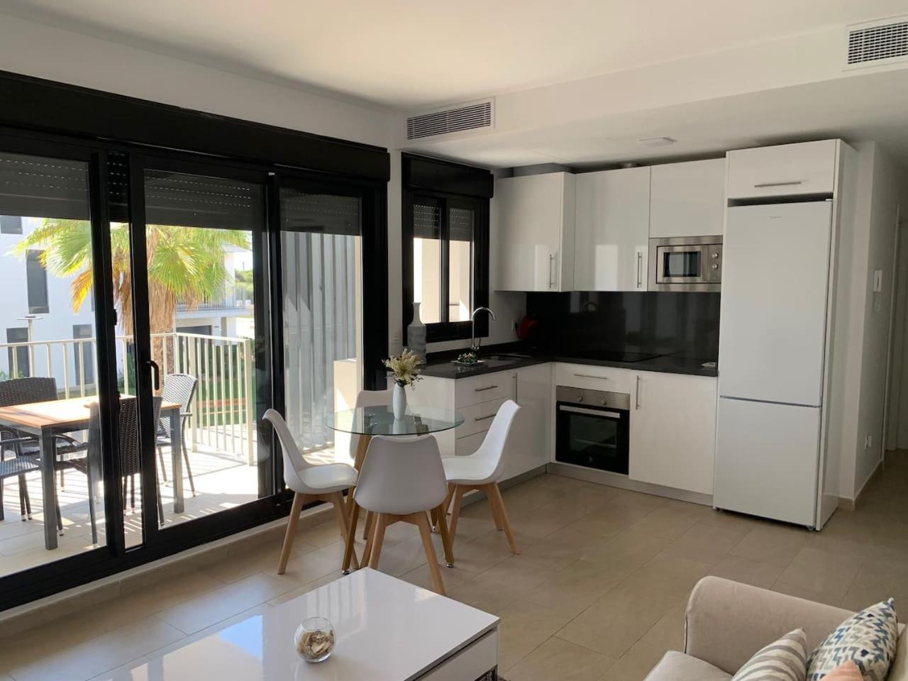 Apartamento primera línea de playa con piscina