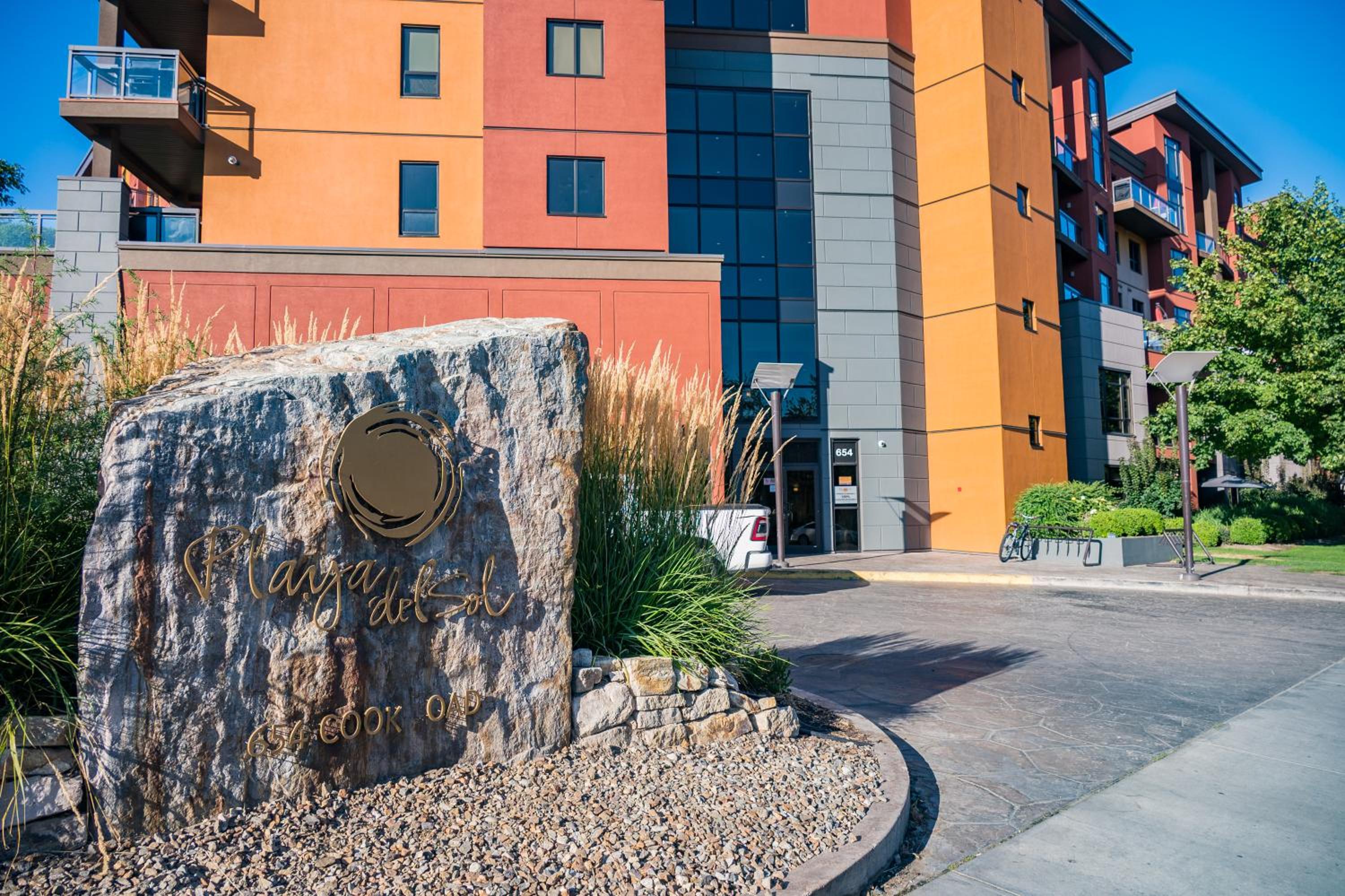 Hotel Resort Style Living With Private Lawn And Patio