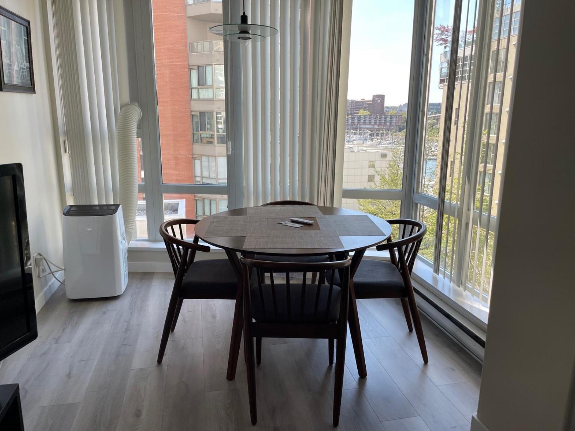 1BD+Den condo, with free parking in Downtown!