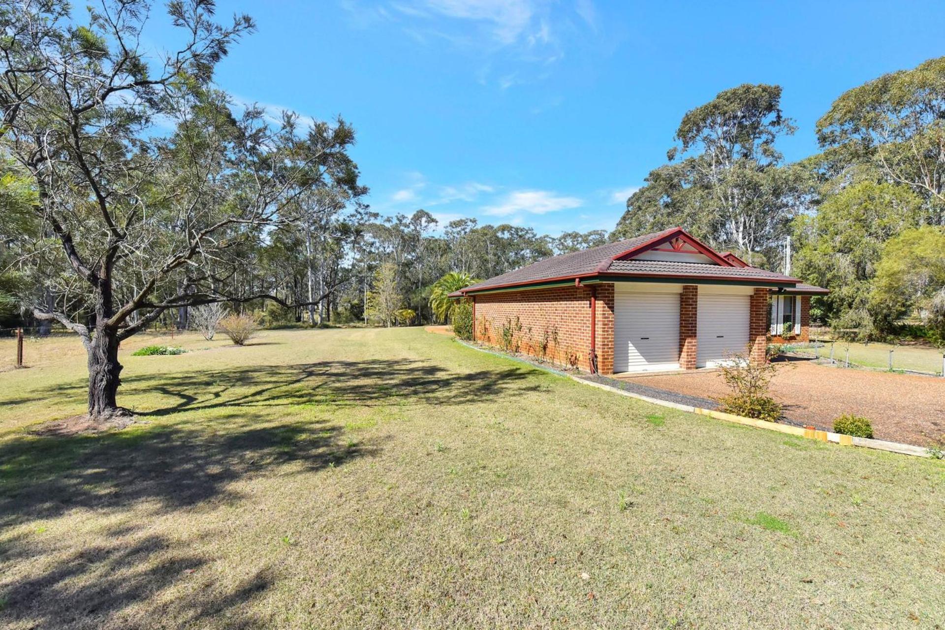 Home Among the Gum Trees - Lovedale. Central to wineries and wedding venues