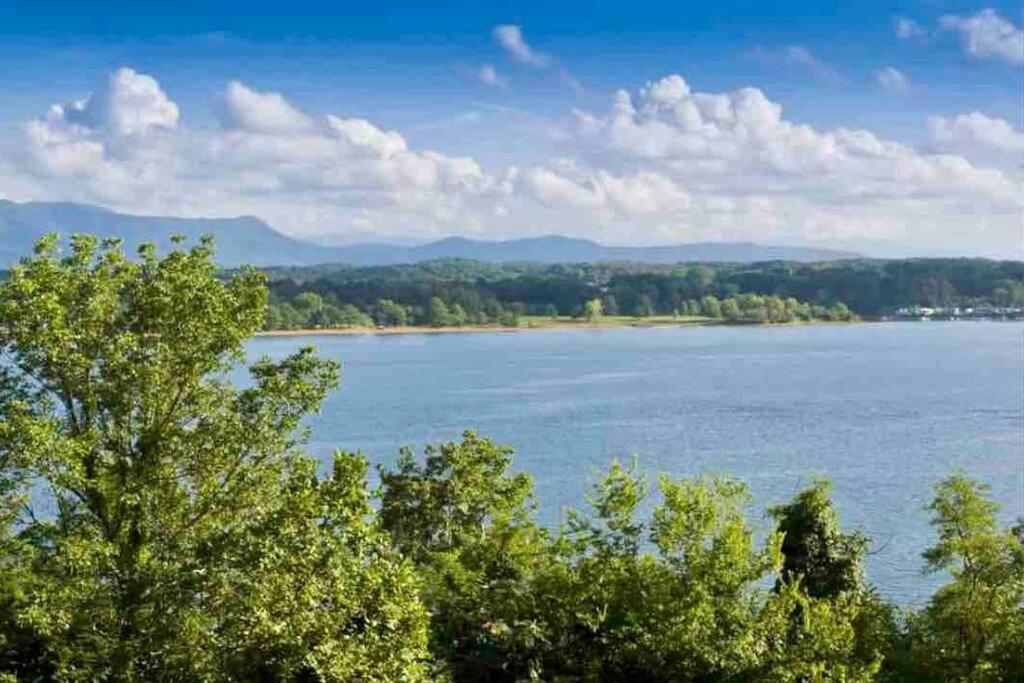 Private 5 bedroom cabin in country setting. view 4