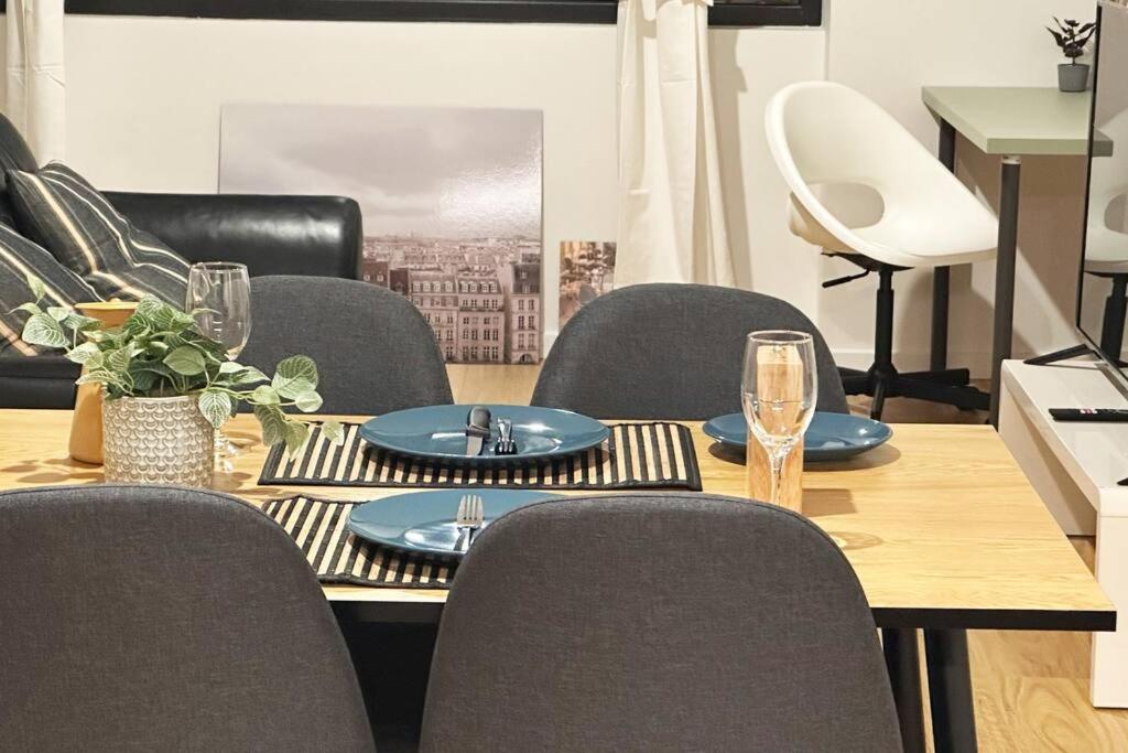 Brand New 2B2B Apt (City, Chinatown, free Parking)