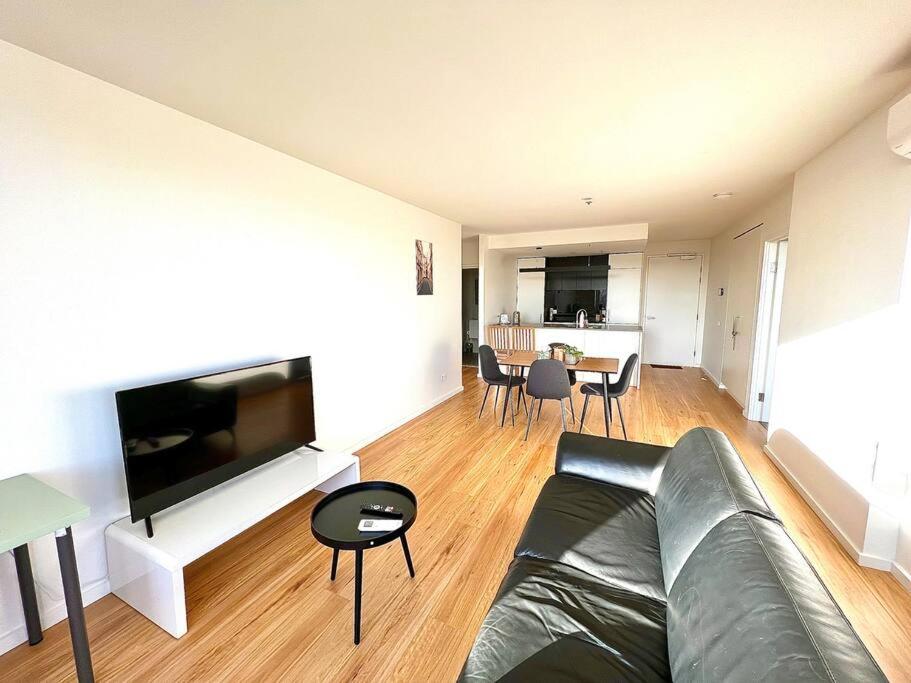 Brand New 2B2B Apt (City, Chinatown, free Parking)