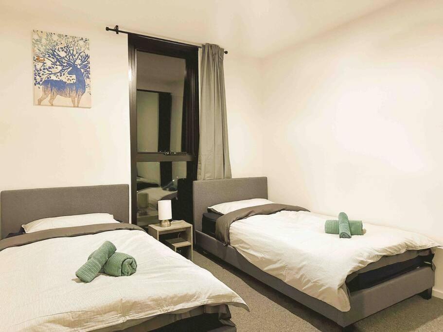 Brand New 2B2B Apt (City, Chinatown, free Parking)