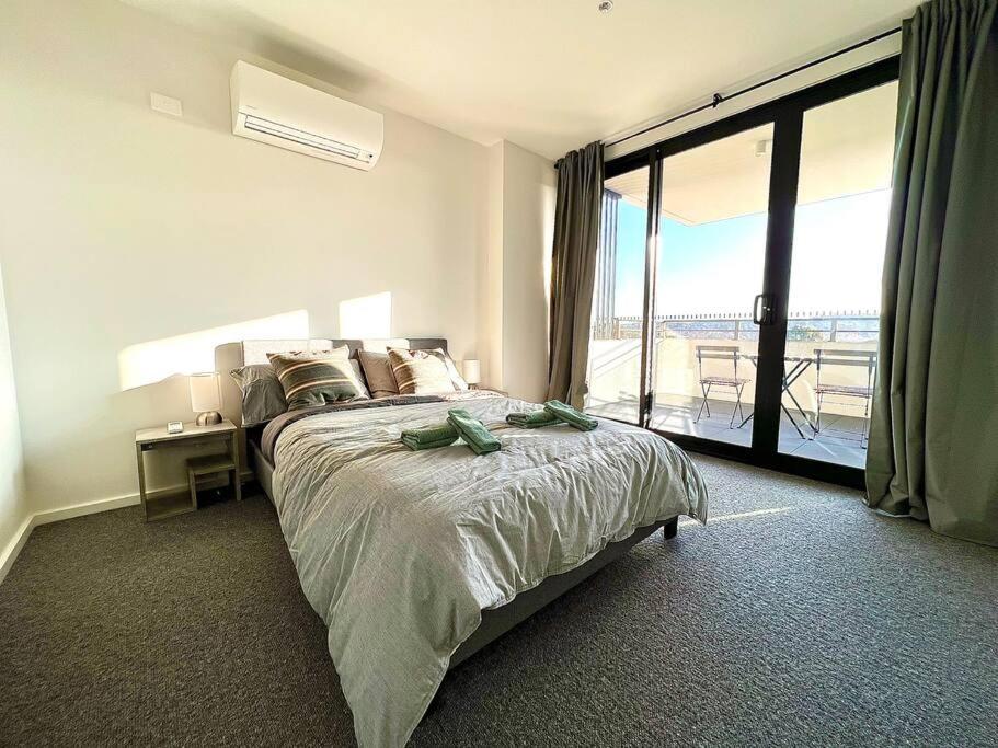 Brand New 2B2B Apt (City, Chinatown, free Parking)