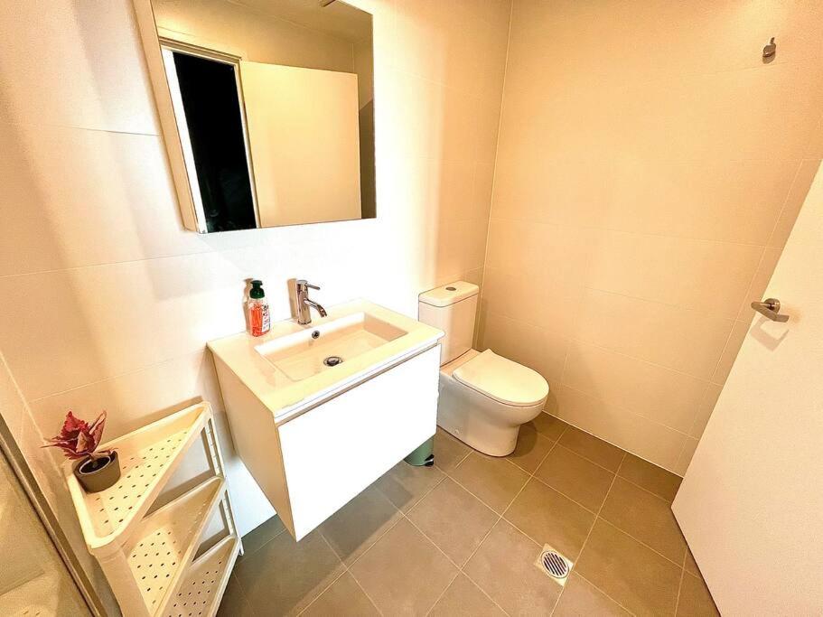 Brand New 2B2B Apt (City, Chinatown, free Parking)
