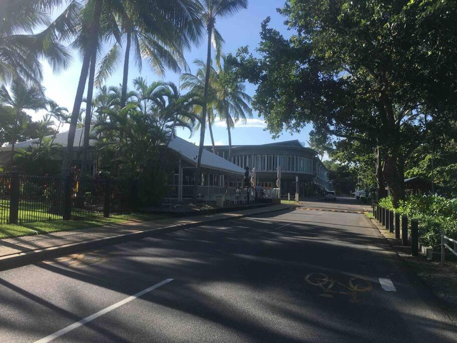 Sunbird Studio Apartment: private apartment walking distance from the beach