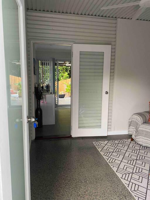 Sunbird Studio Apartment: private apartment walking distance from the beach
