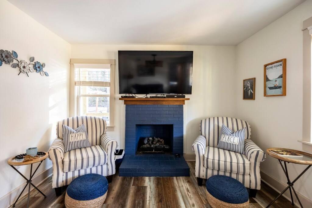 Riverside Relaxer w/Hot Tub+Fire Pit +Wifi & view view 3