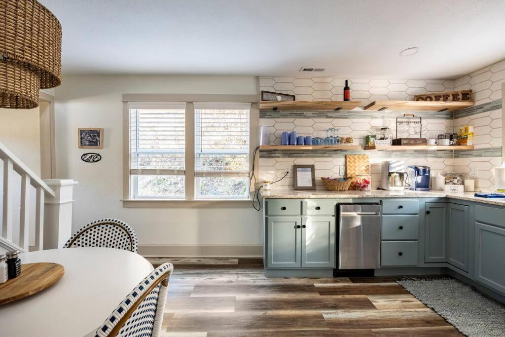 Riverside Relaxer w/Hot Tub+Fire Pit +Wifi & view view 4