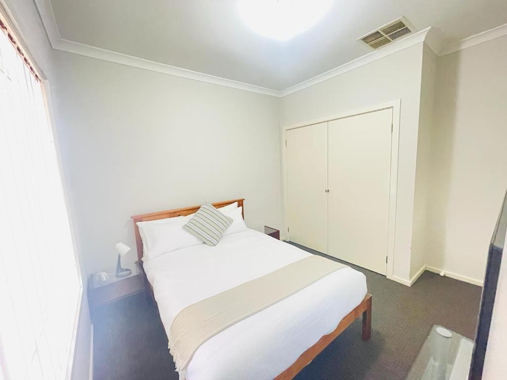 Private room in a house at Sanctuary Lakes - Free street Parking & Netflix - home stay