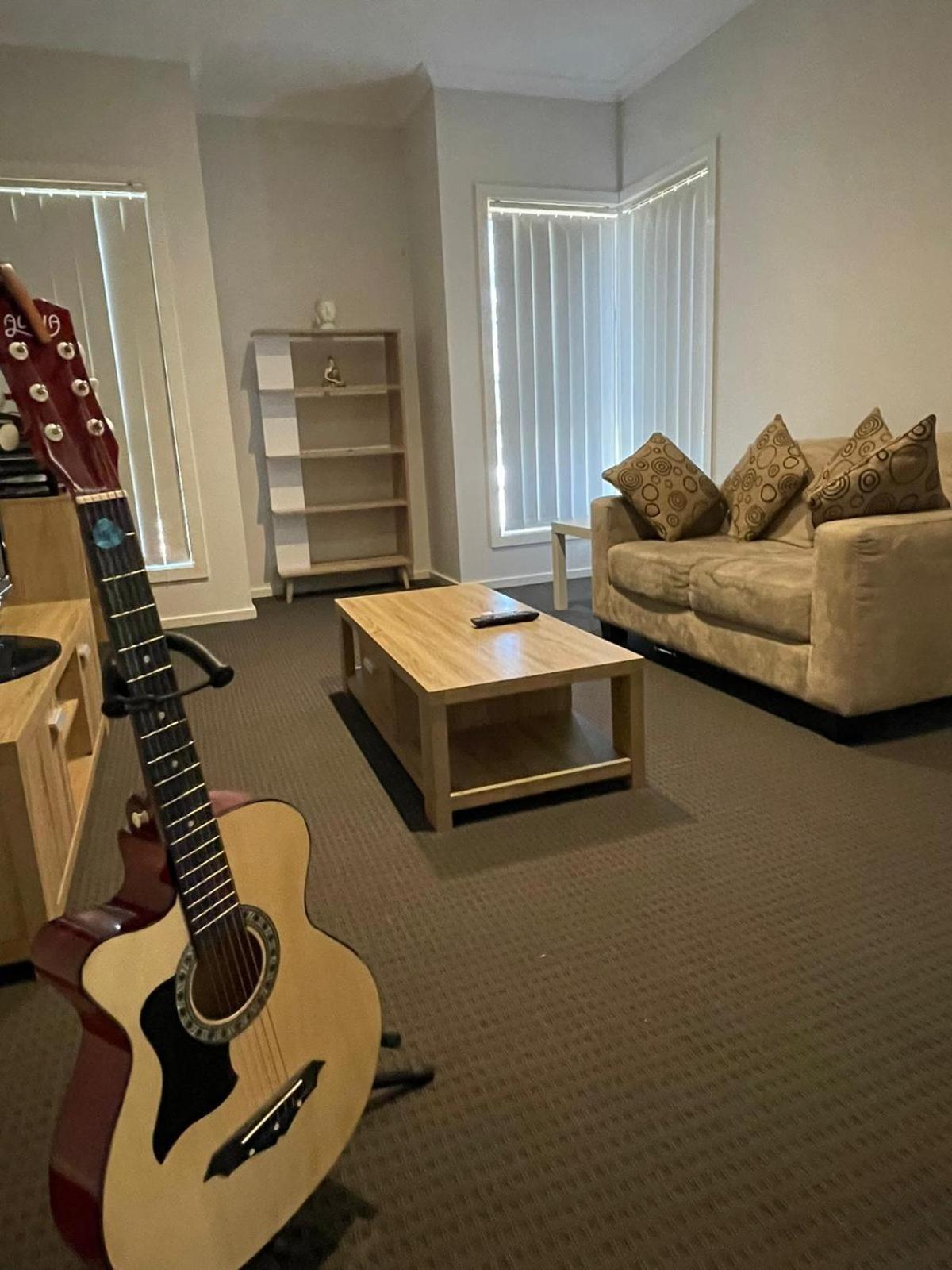 Private room in a house at Sanctuary Lakes - Free street Parking & Netflix - home stay