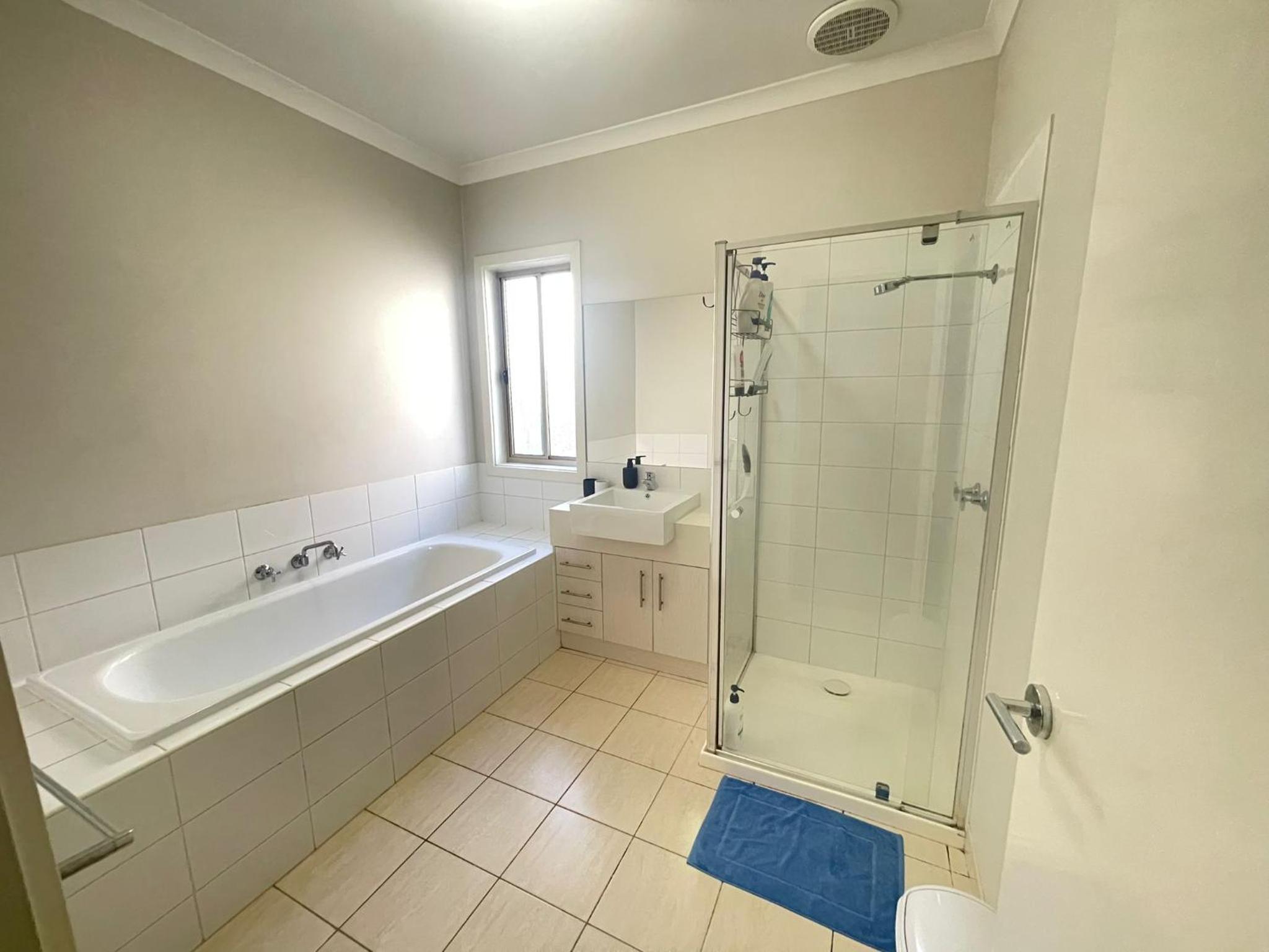Private room in a house at Sanctuary Lakes - Free street Parking & Netflix - home stay