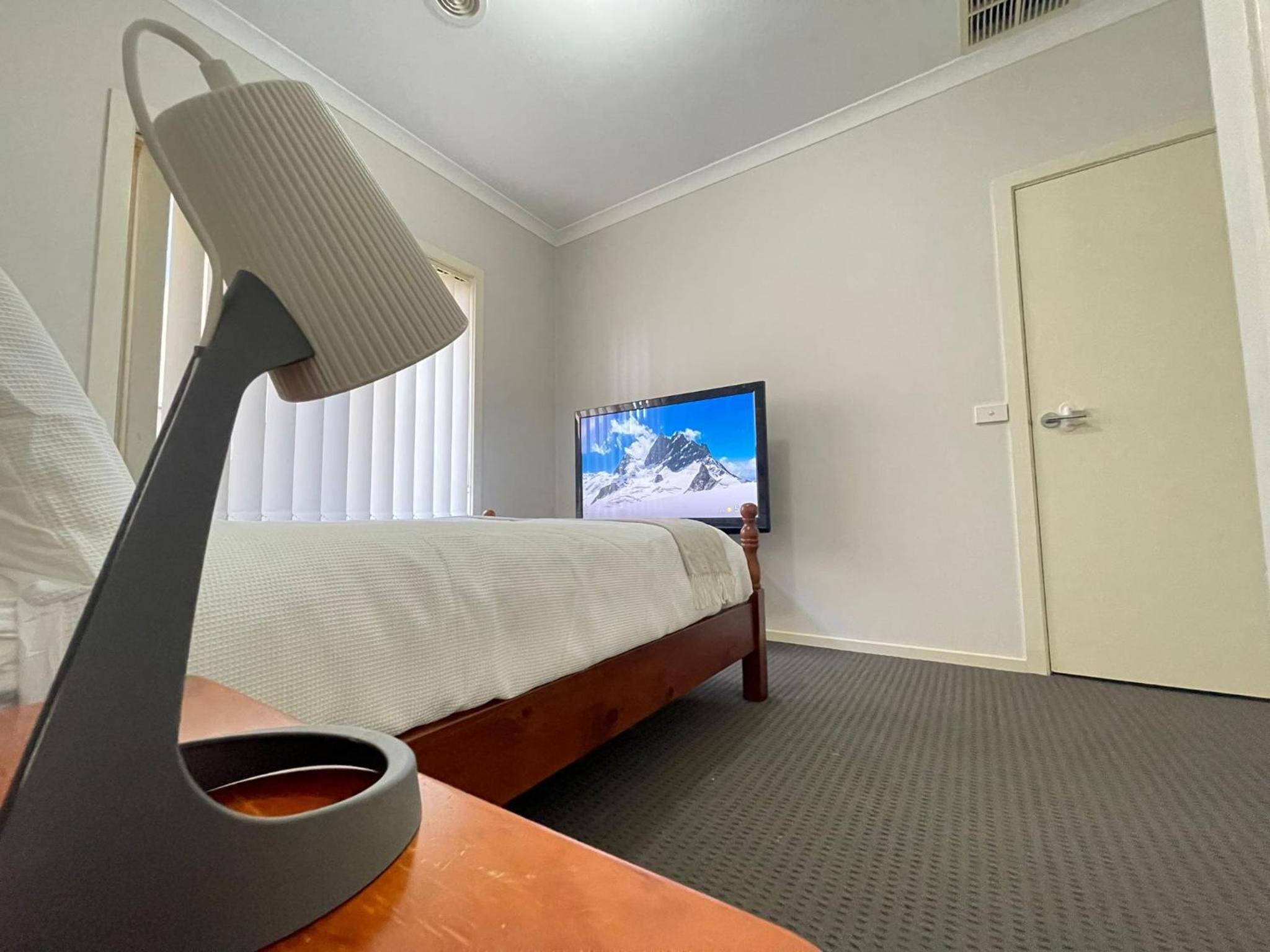 Private room in a house at Sanctuary Lakes - Free street Parking & Netflix - home stay